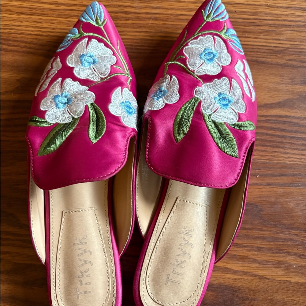Elegant Floral Embroidered Women's Mules - Picture 5 of 7